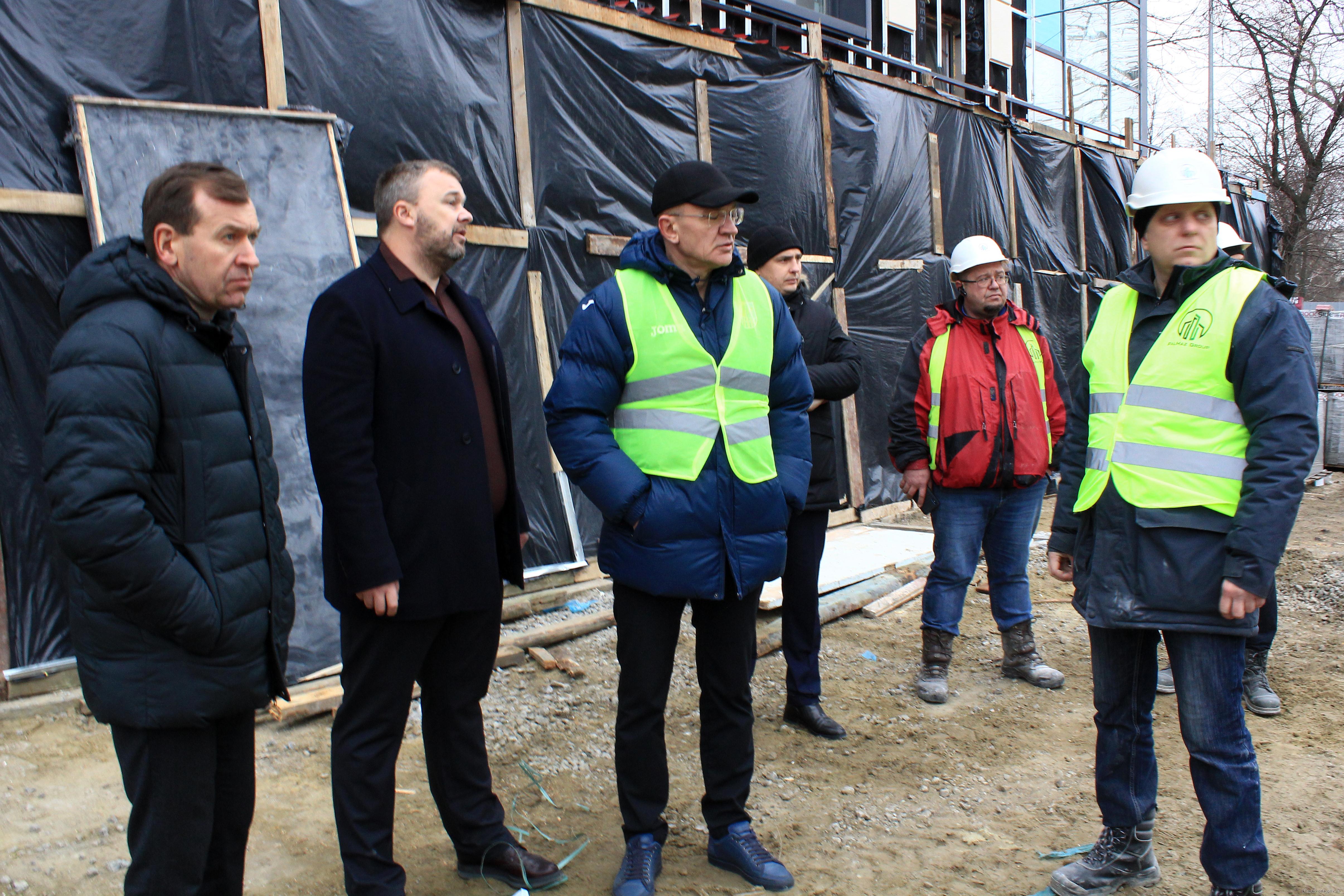 У Балаклійському спорткомплексі "Вимпел" закінчують фасадні роботи.