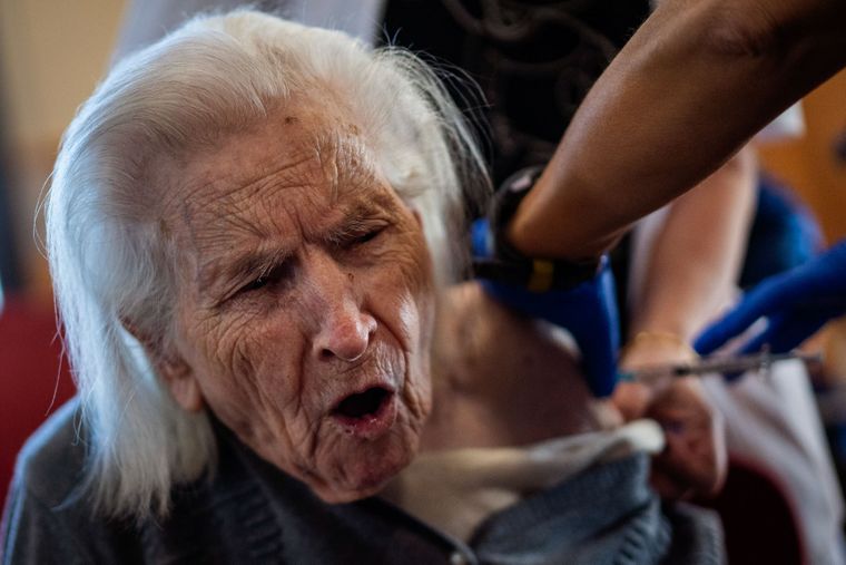 Медсестра вводит вакцину Pfizer/BioNTech жительнице дома престарелых Icaria в Барселоне, Испания, 2 февраля 2021 года. Фото: AP/Emilio Morenatti