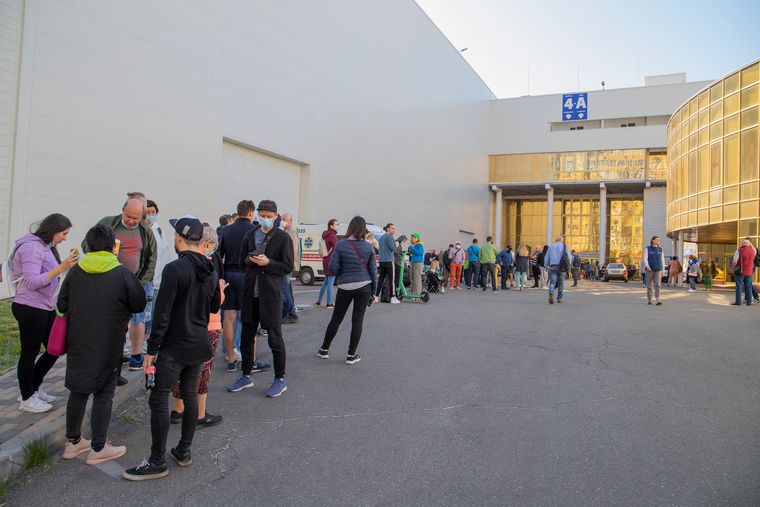 Очередь перед центром массовой вакцинации в Киеве. Фото: hromadske.ua