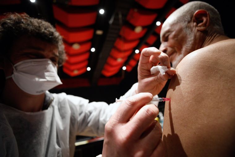 Мужчина получает вакцину Moderna в вакцинационном центре в Шилтиггейми, восточная Франция, 28 января 2021 года. Фото: AP/Jean-Francois Badias