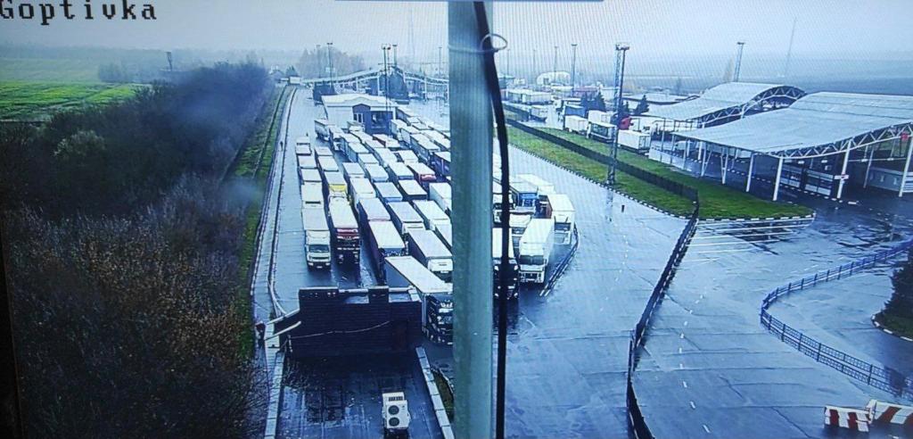 Возле "Гоптовки" скопился затор из грузовиков. Фото: dpsu.gov.ua