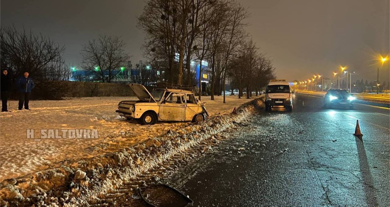 В Харькове маршрутка влетела в припаркованный автомобиль.