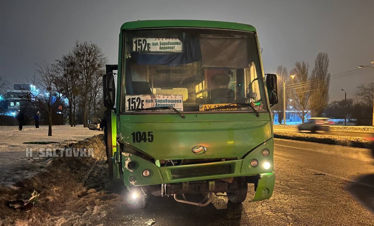 В Харькове маршрутка влетела в припаркованный автомобиль.