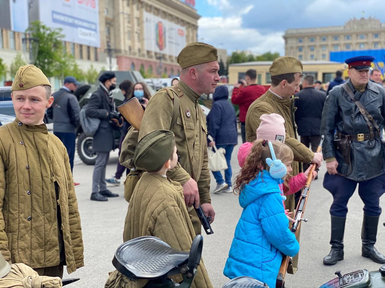 Трофейные ретро-машины,  военная техника и полевая каша: на площади Свободы отмечают День Победы фото 1