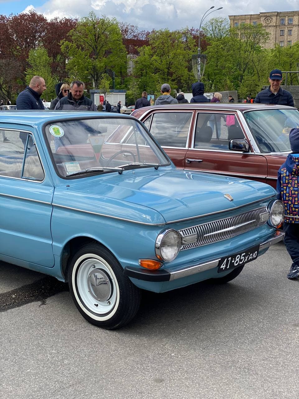 Трофейные ретро-машины,  военная техника и полевая каша: на площади Свободы отмечают День Победы фото 12 11