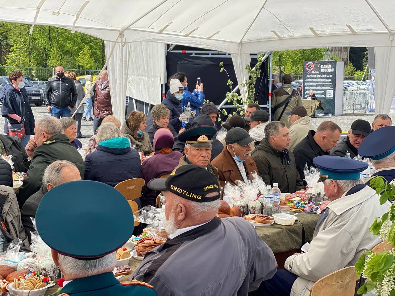 Трофейные ретро-машины,  военная техника и полевая каша: на площади Свободы отмечают День Победы фото 10 9