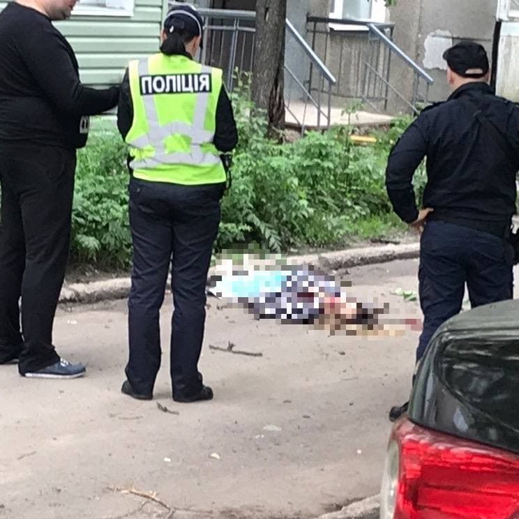 Разбилась насмерть: в Харькове женщина выпала с 9 этажа фото 1