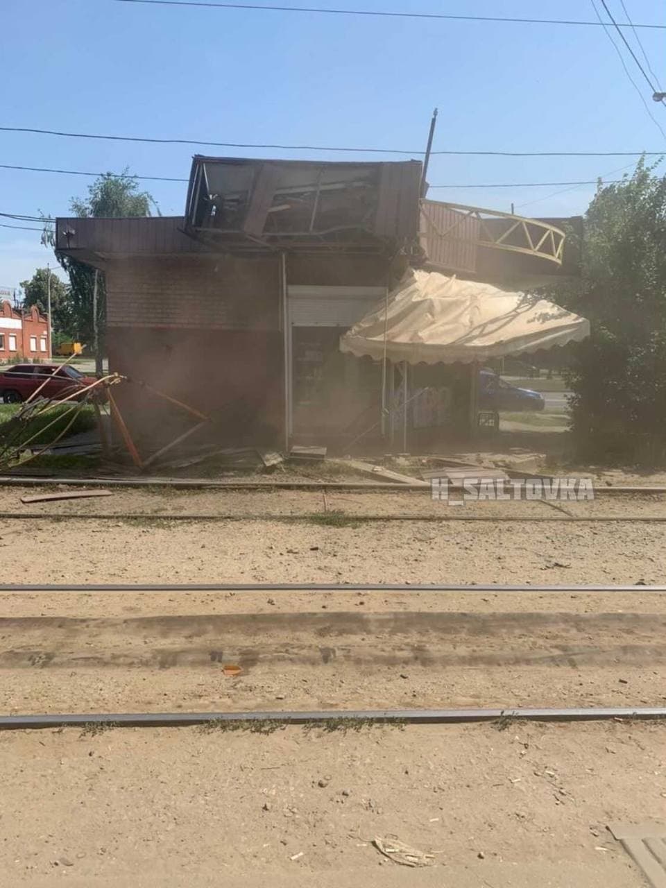 "Несся как ненормальный": на Салтовке трамвай сошел с рельсов и снес "Кулиничи" фото 1