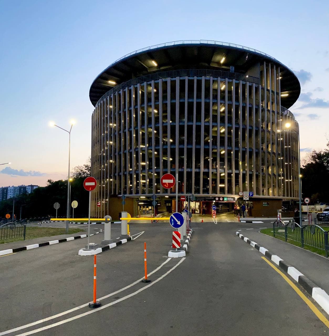 С почасовым тарифом: в саду Шевченко заработал многоуровневый паркинг фото 5 4