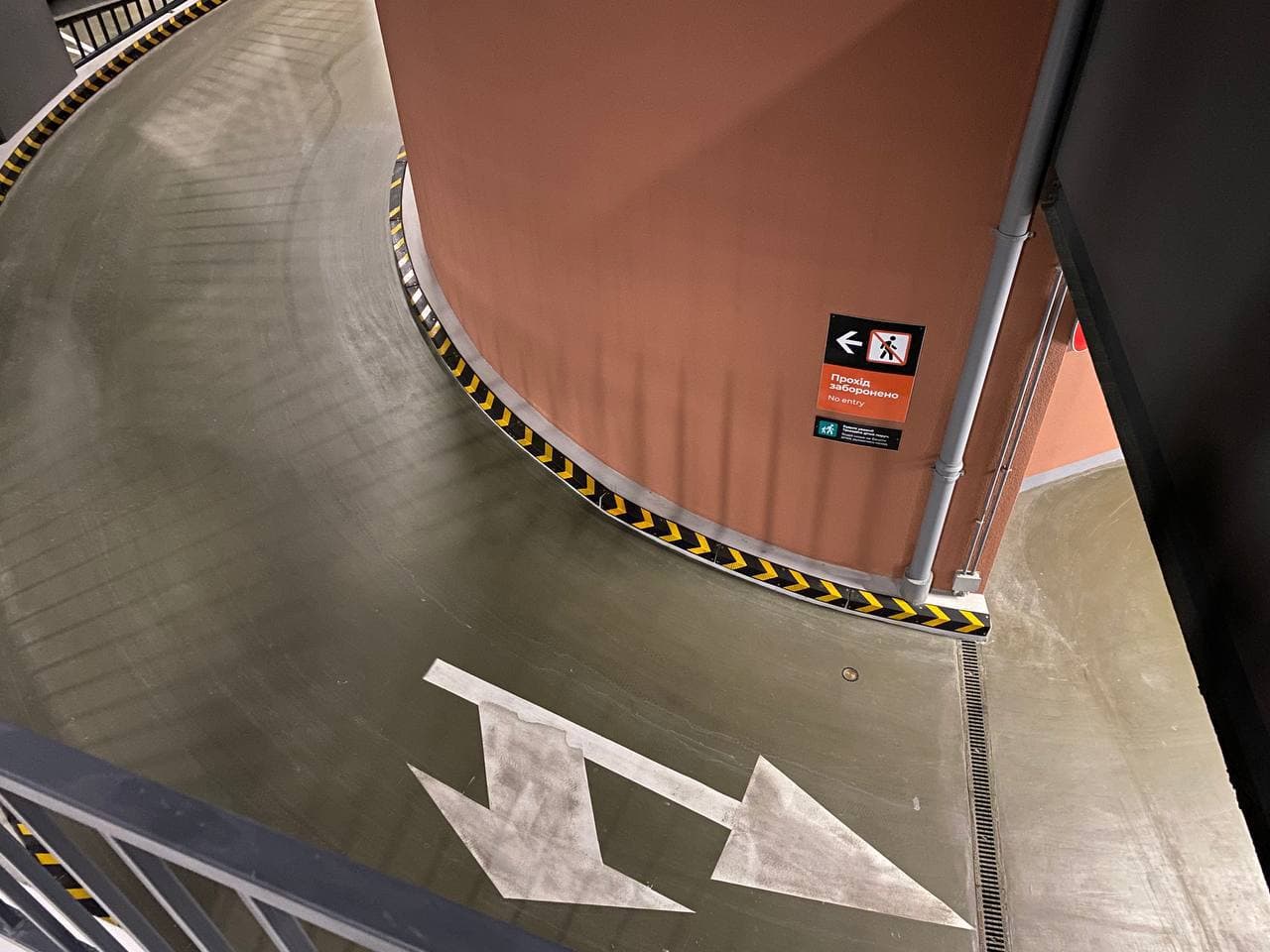 С почасовым тарифом: в саду Шевченко заработал многоуровневый паркинг фото 3 2