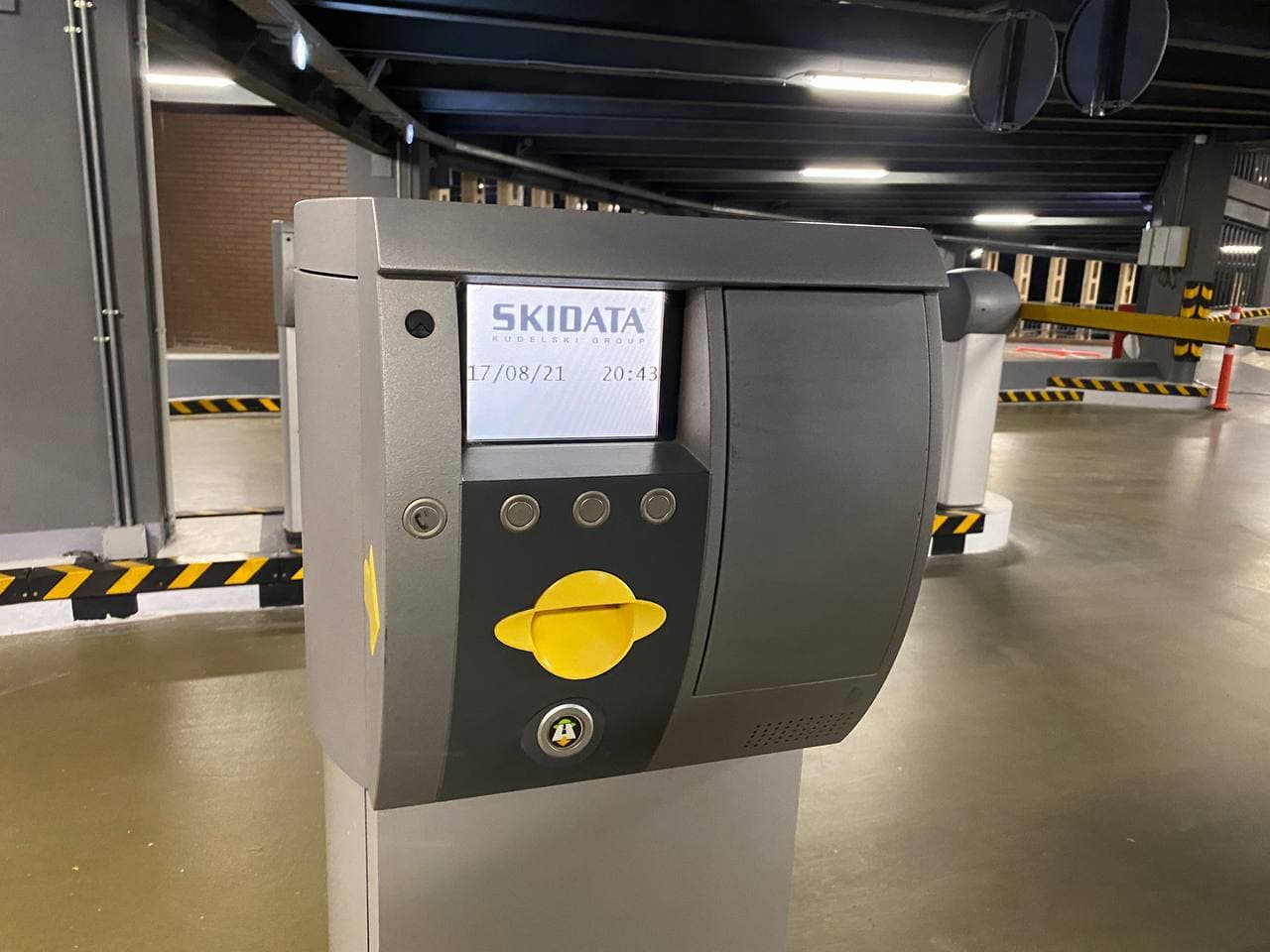 С почасовым тарифом: в саду Шевченко заработал многоуровневый паркинг фото 1