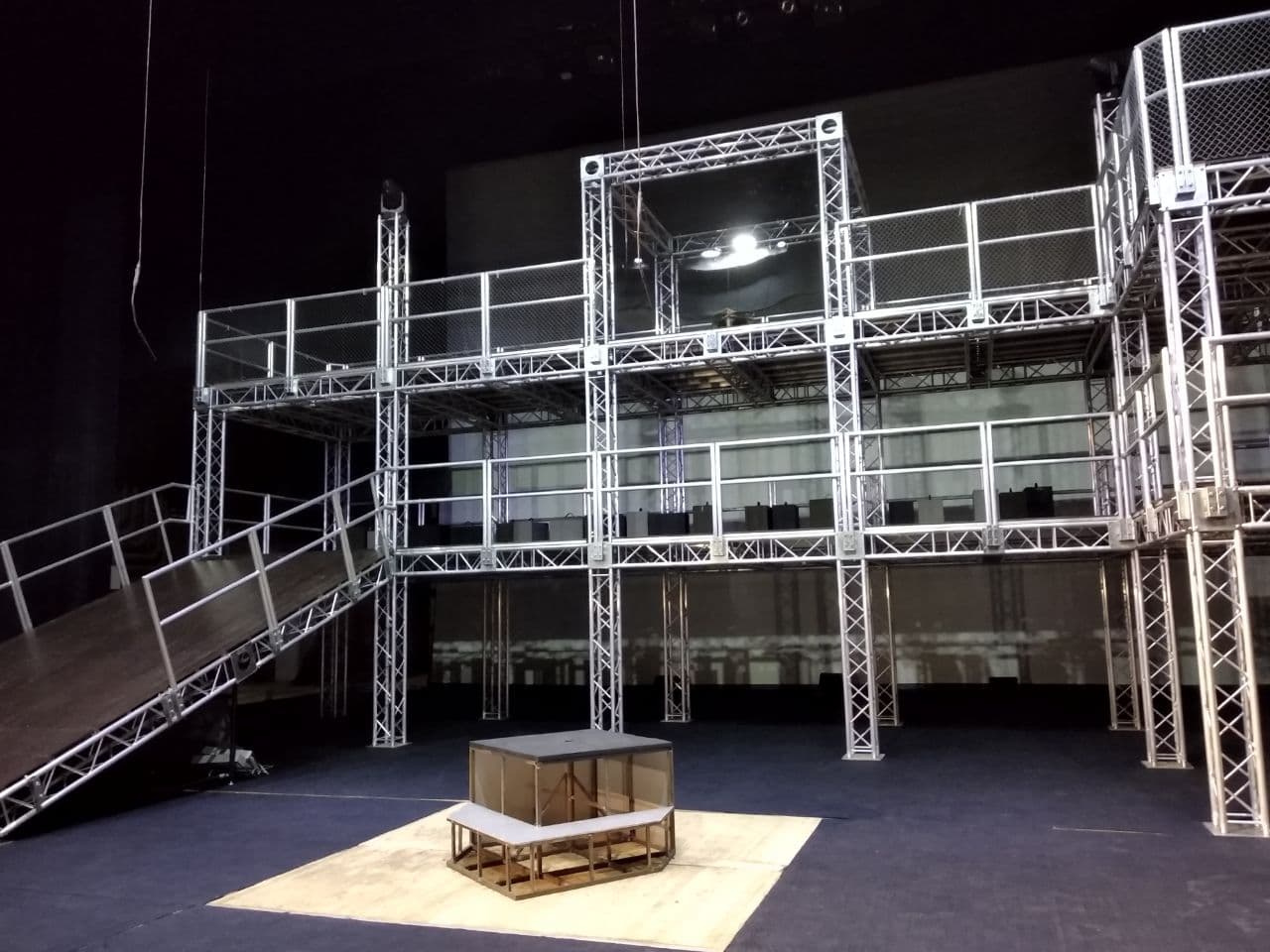 14-метровая конструкция к опере "Вышиваный. Король Украины"