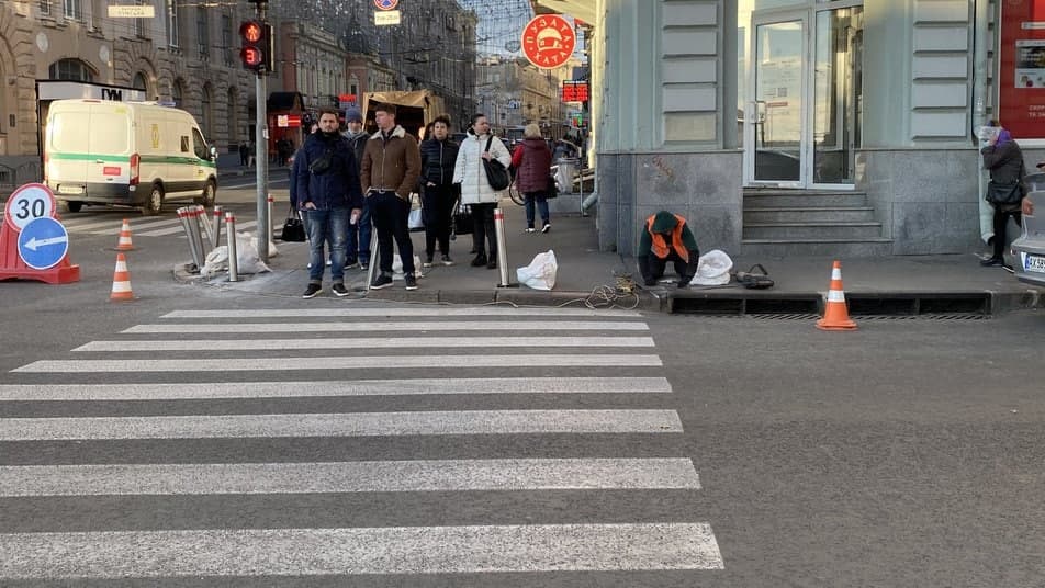 Через четыре года: на месте ДТП на Сумской устанавливают металлические столбики для безопасности пешеходов фото 1