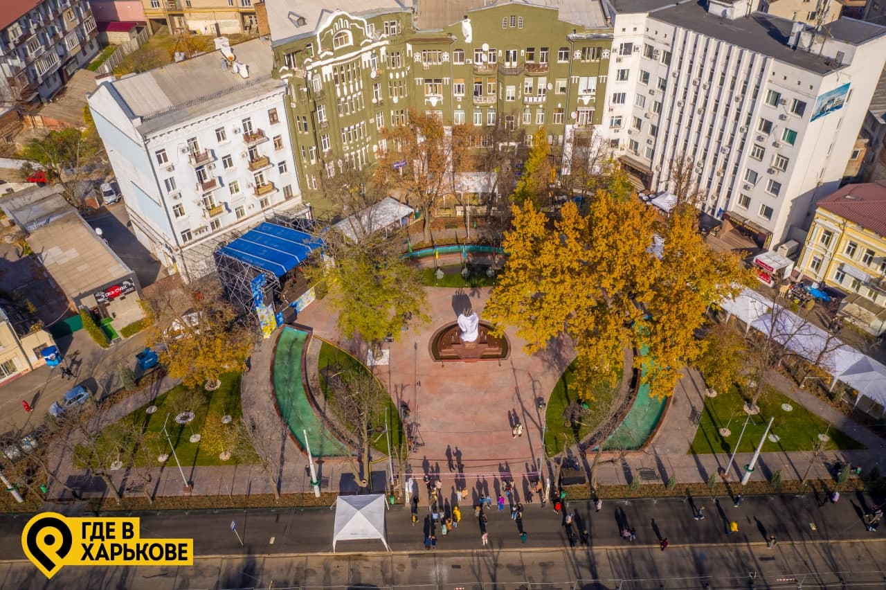 Фонтаны и памятник с дополненной реальностью: в Харькове открыли сквер Мыслителей фото 6 5