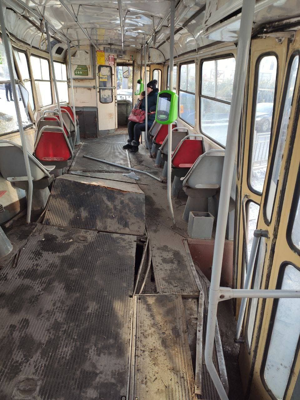 В Харькове трамвай слетел с рельсов и врезался в дерево, есть пострадавшая.