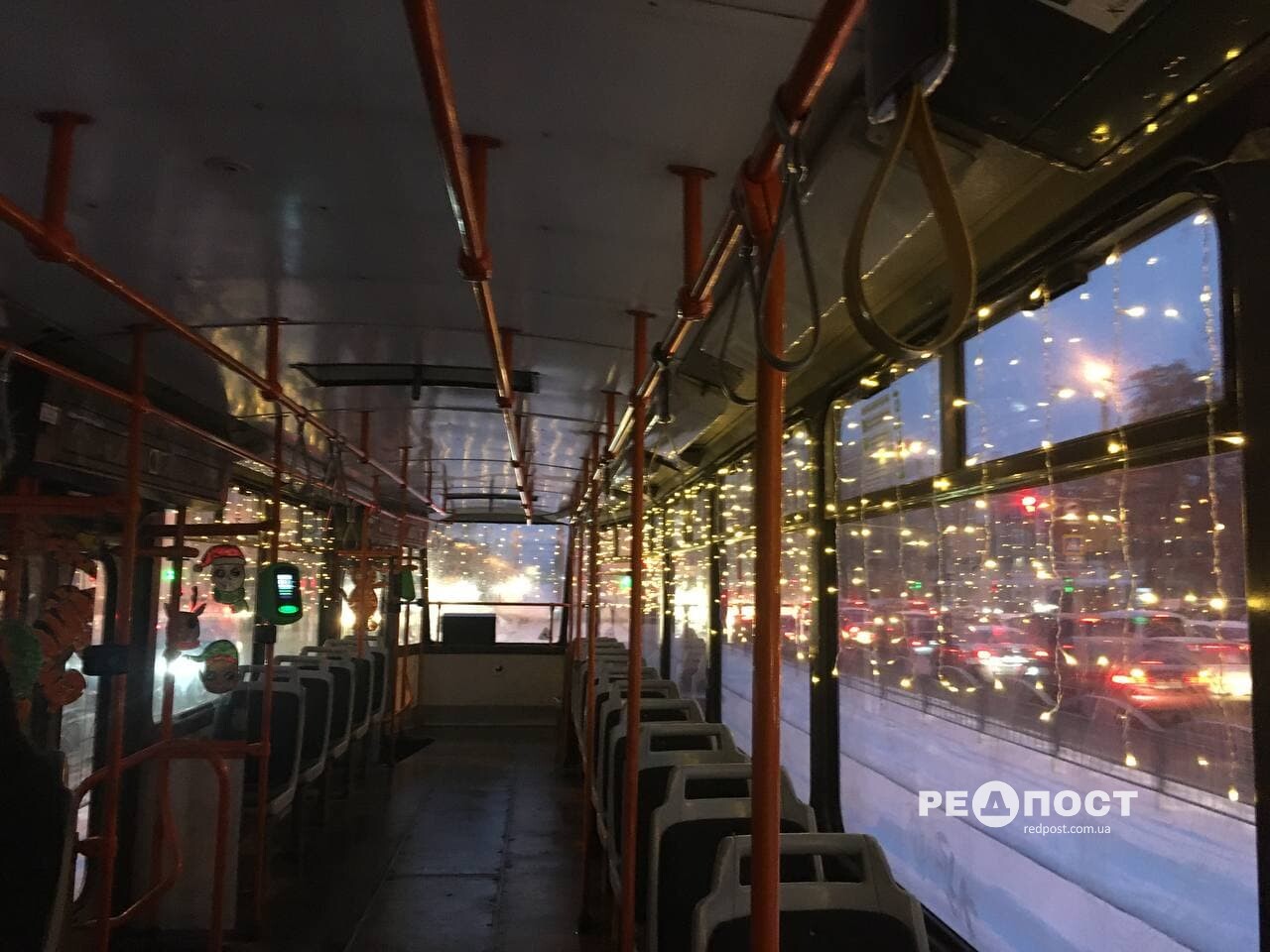 По Харькову курсирует новогодний трамвай.