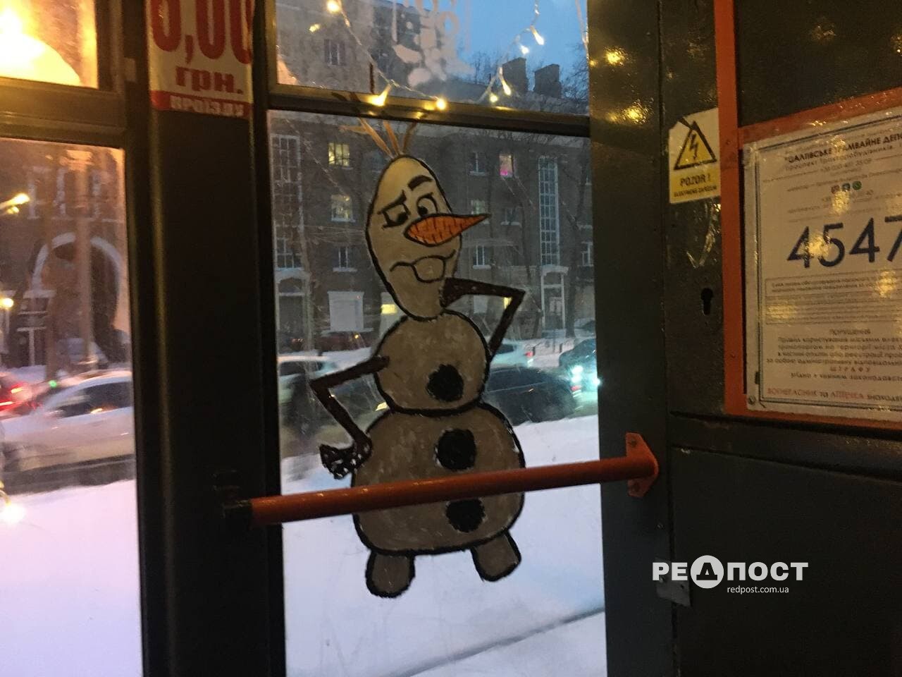 По Харькову курсирует новогодний трамвай.