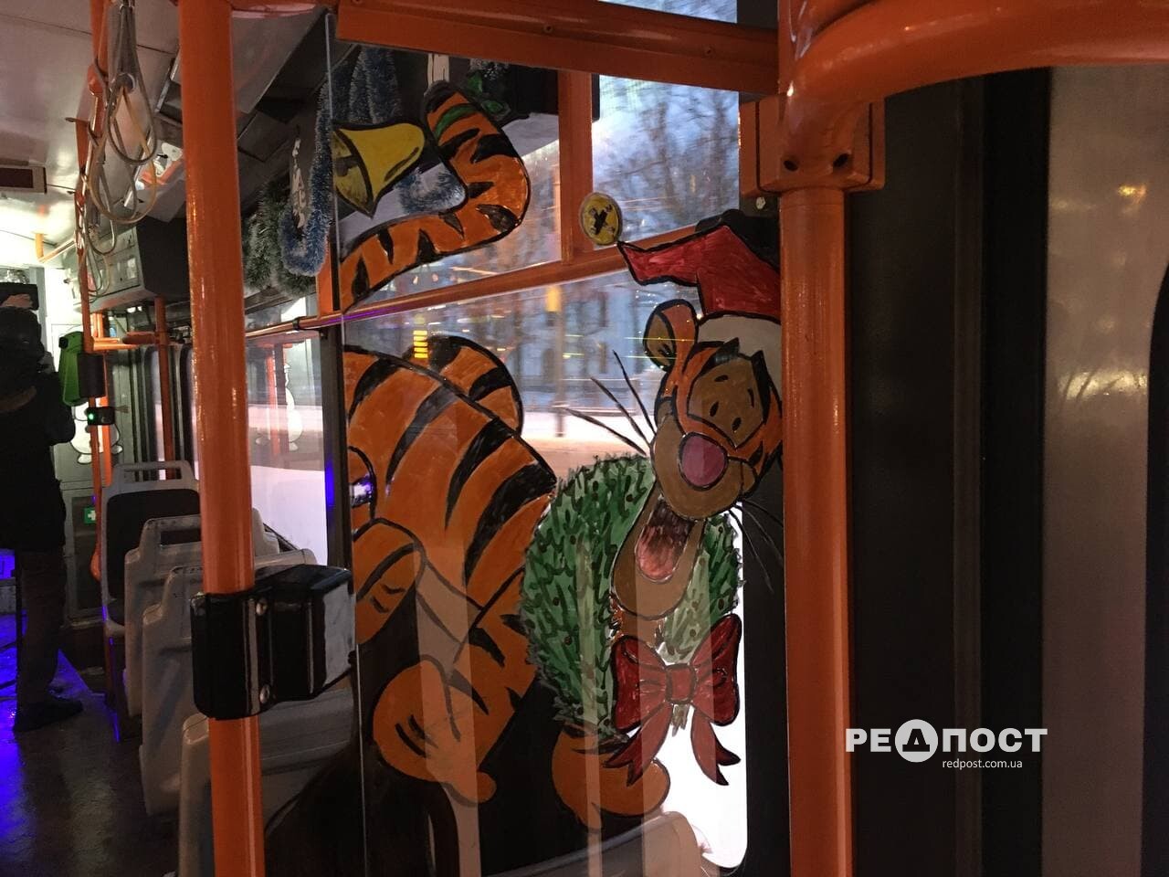 По Харькову курсирует новогодний трамвай.