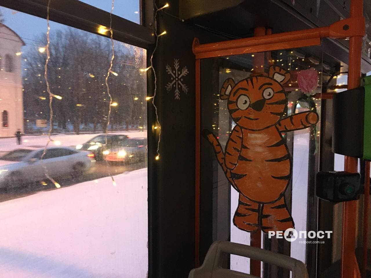 По Харькову курсирует новогодний трамвай.