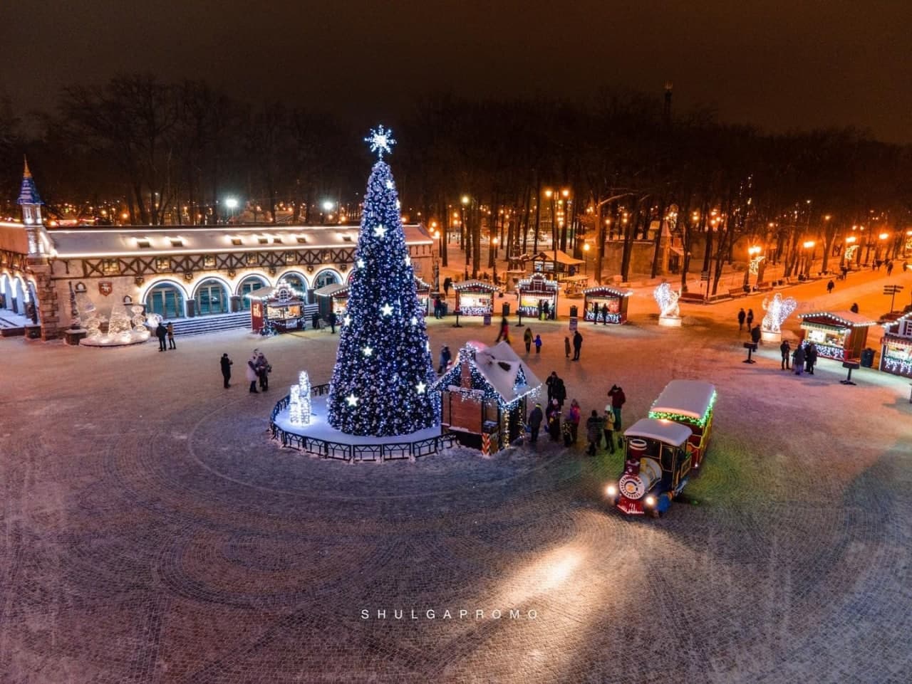 Новогодние парки москвы. Парк Горького 2022. Парк Горького новый год 2022. Елка парк Горького 2022. Парк Горького украшения 2022.