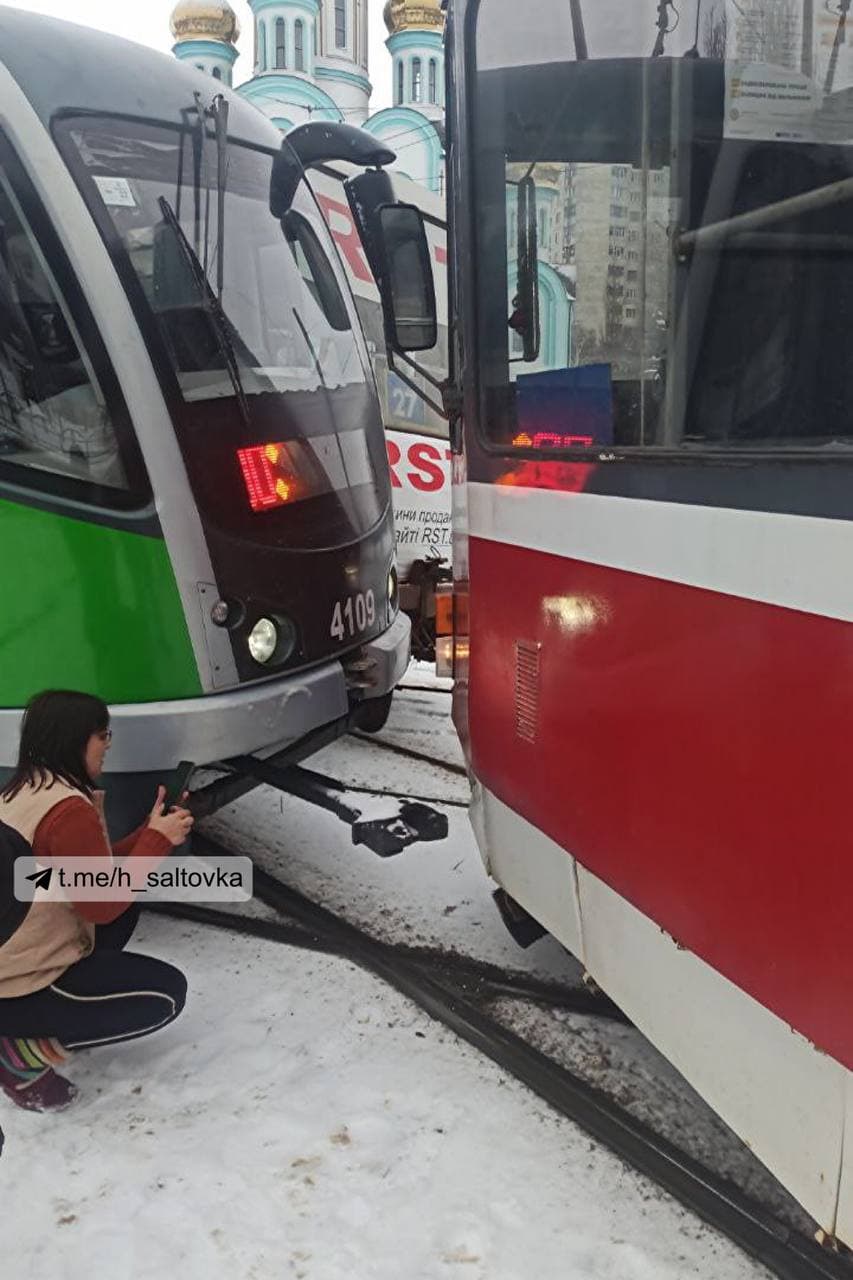 На Салтовке столкнулись три трамвая.