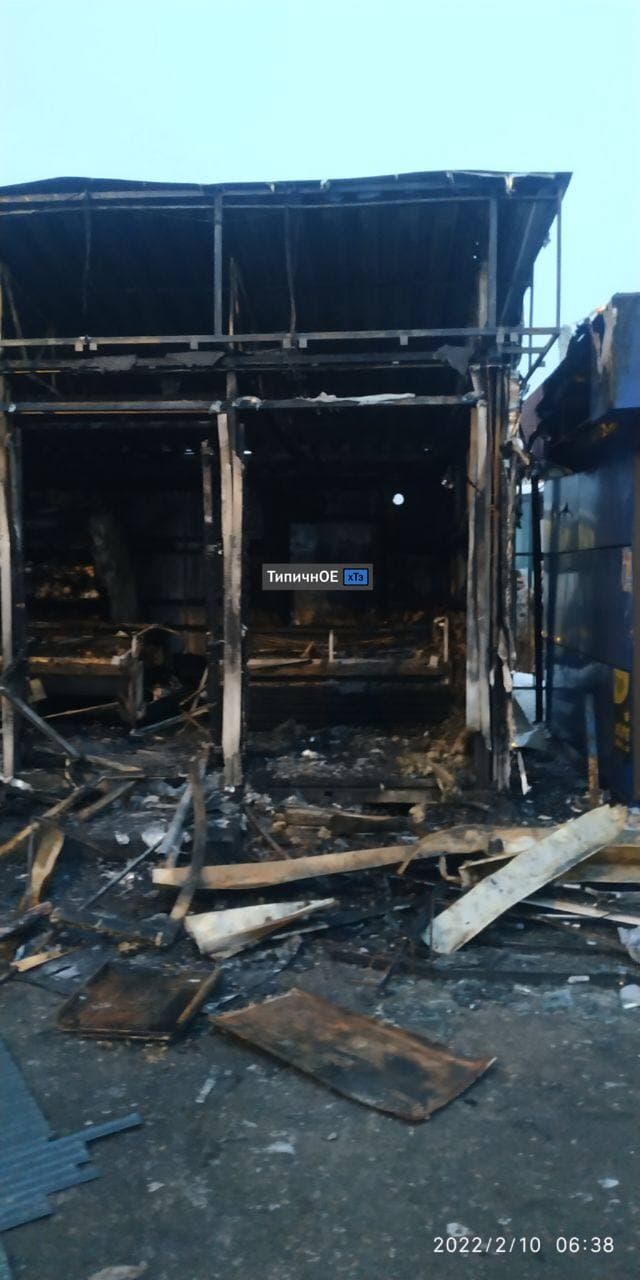У Харкові вщент згорів магазин.