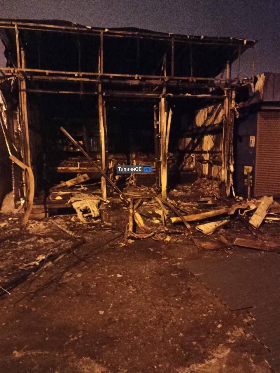 У Харкові вщент згорів магазин.