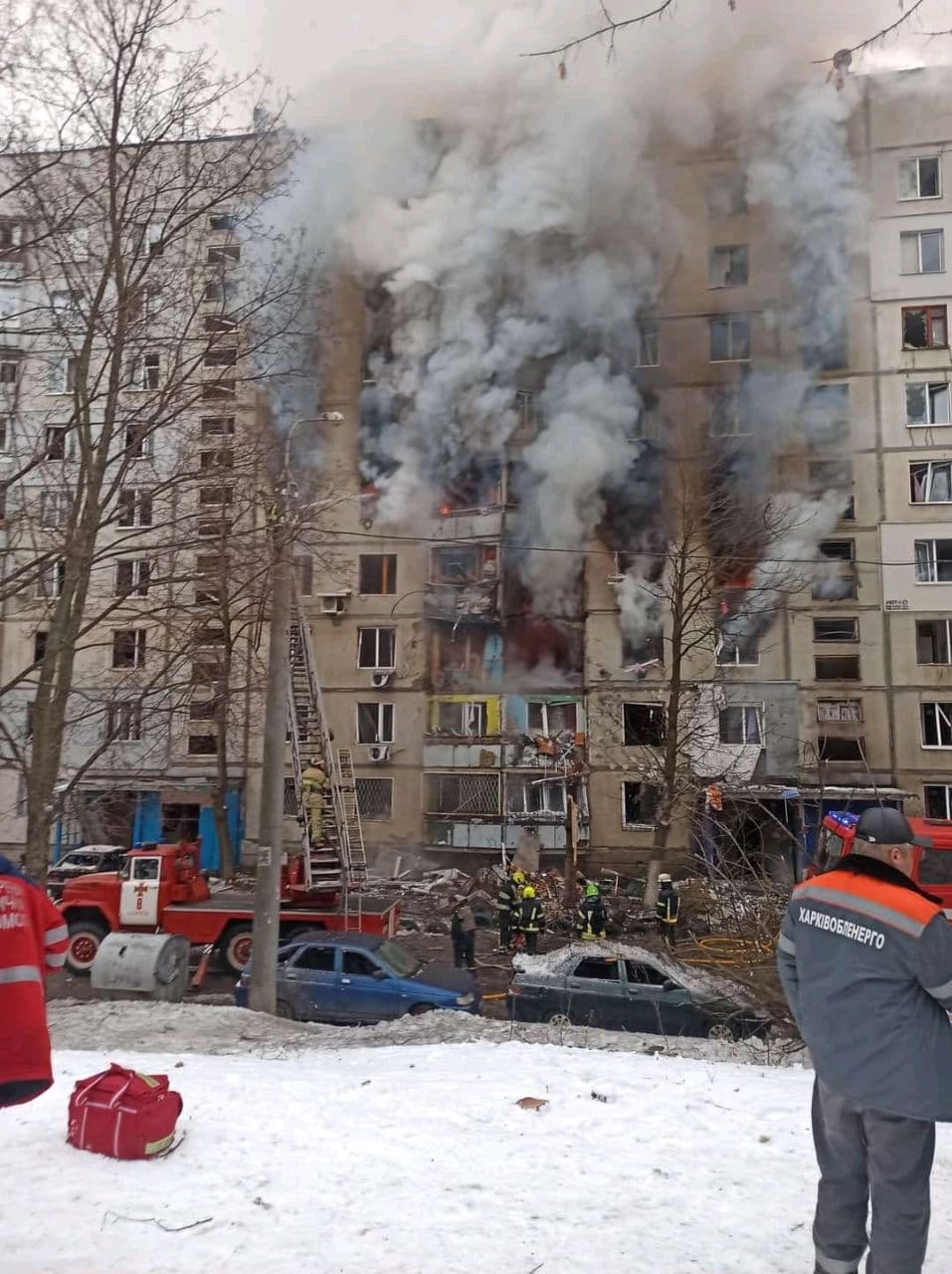 Російські окупанти знов обстріляли Салтівку — у дев'типоверхівці обвалилися поверхи.