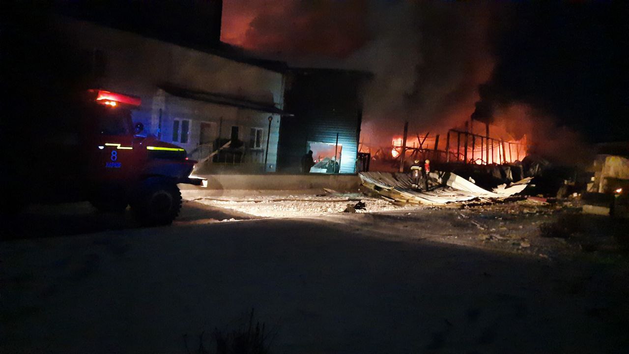 В Харькове в результате обстрела российских оккупантов горел завод.