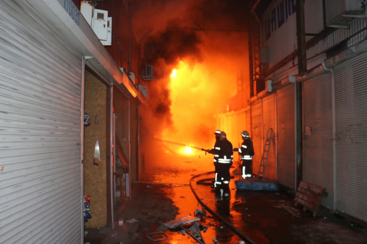 Пожежу на "Барабашово" продовжують гасити — вогонь розповсюдився на 7 га, загинув рятувальник. Фото: t.me/DSNS_Kharkiv