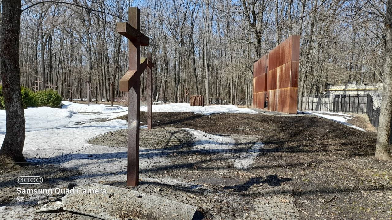 Рашисты обстреляли мемориал жертвам тоталитаризма в Харькове. Фото: Наталья Зубарь