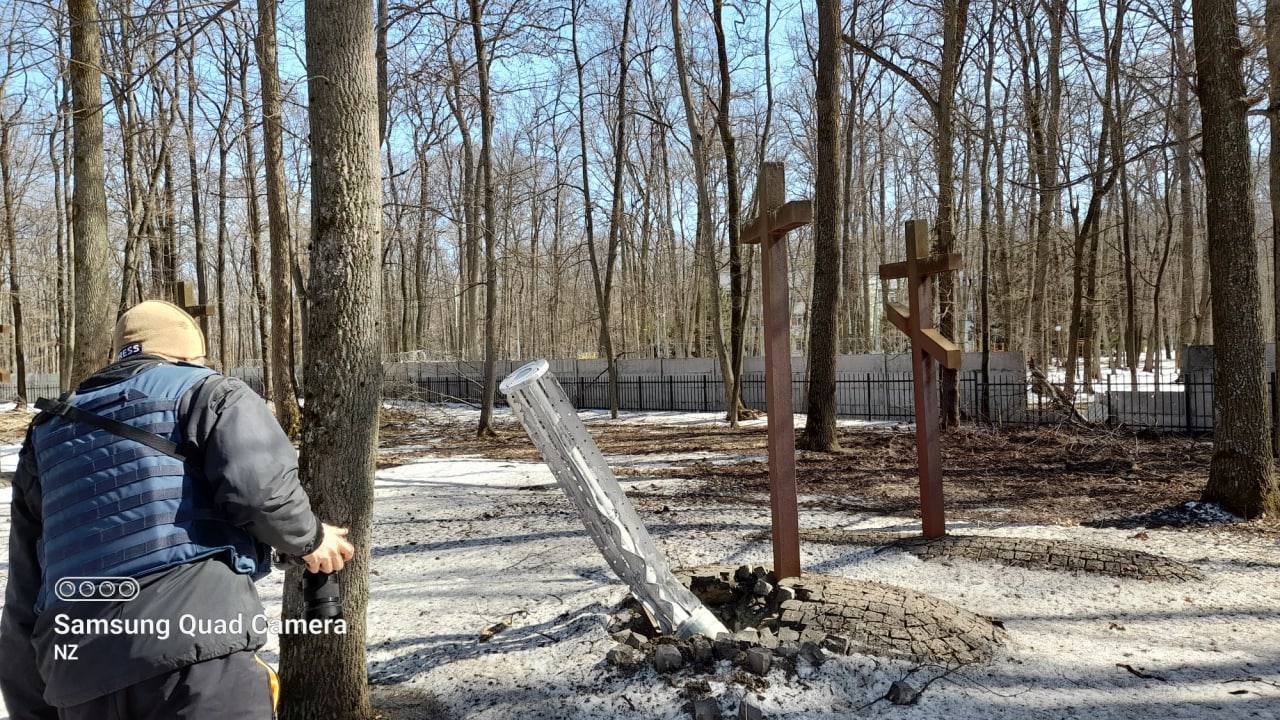 Рашисты обстреляли мемориал жертвам тоталитаризма в Харькове. Фото: Наталья Зубарь