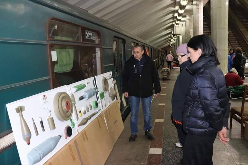 У Харкові дітей в метро навчають основам мінно-вибухової та хімічної безпеки і домедичній допомозі. Фото: МВС