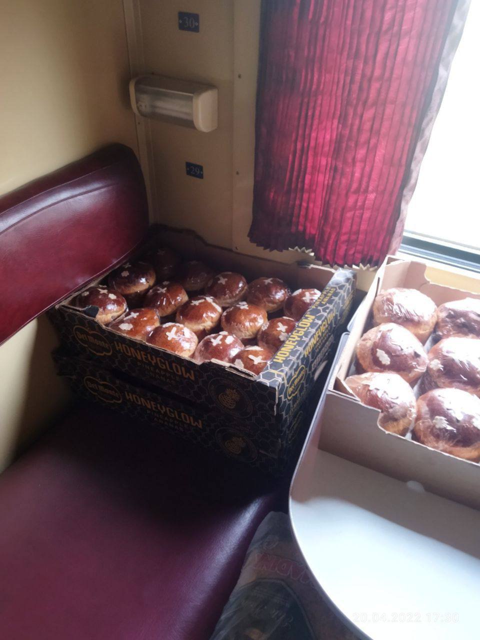 "Укрзализныця" везет из Ивано-Франковска в Харьков тонну пасок (фото) фото