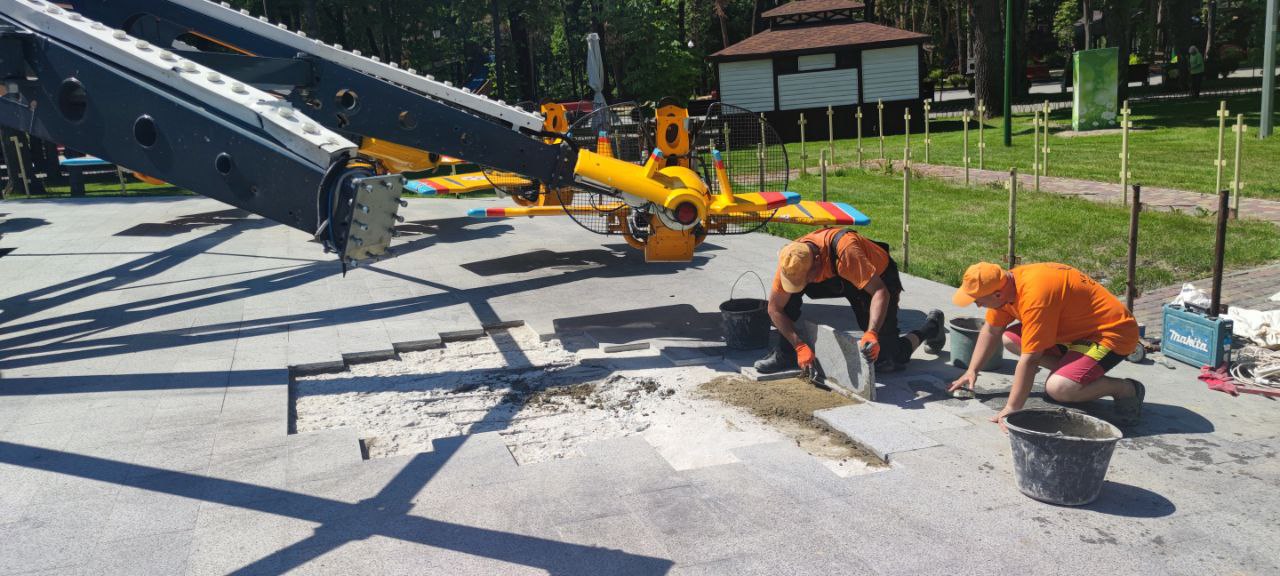В харьковском парке Горького убирают последствия российских обстрелов.