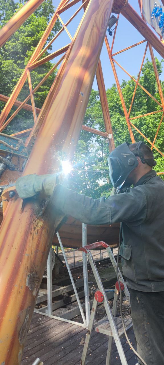 В харьковском парке Горького убирают последствия российских обстрелов.
