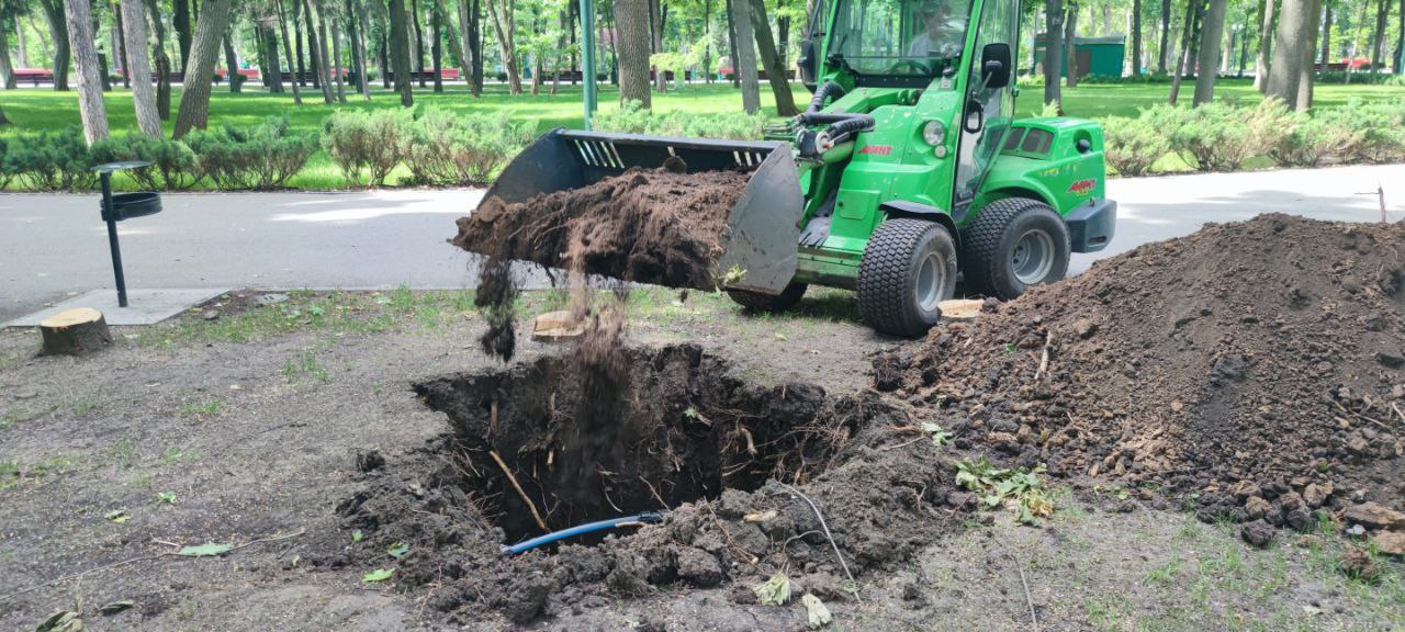 В харьковском парке Горького убирают последствия российских обстрелов.