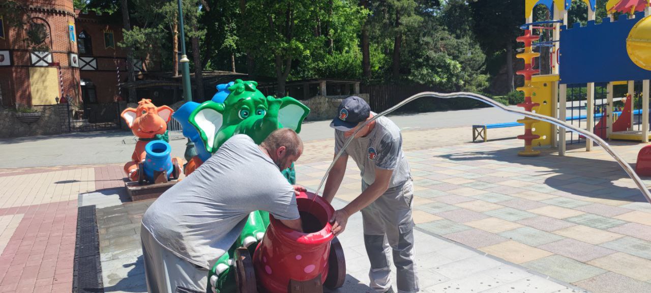 В харьковском парке Горького убирают последствия российских обстрелов.