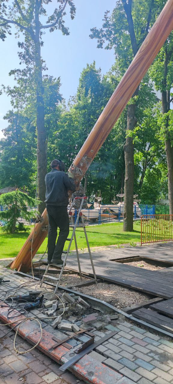 В харьковском парке Горького убирают последствия российских обстрелов.