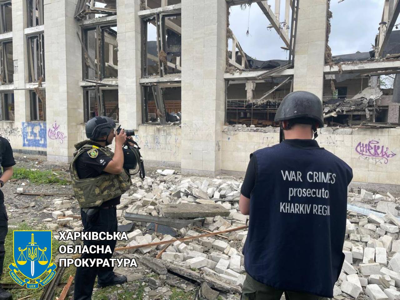 Появились фото разрушенного российской ракетой спорткомплекса в Харькове.