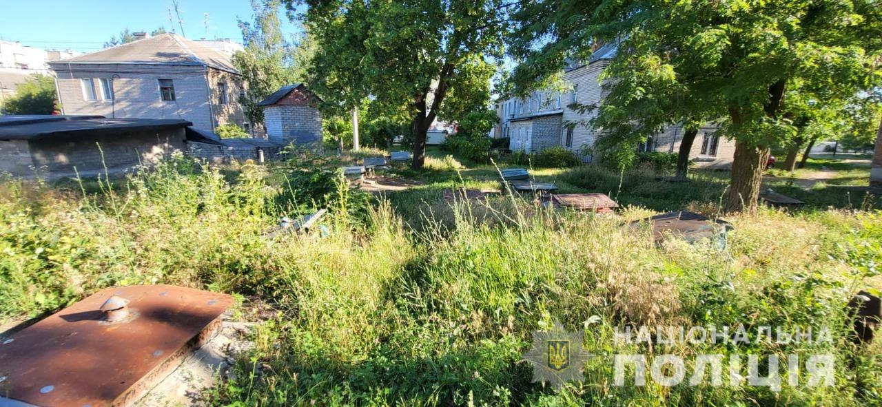 Двигун від російського "Смерча" впав біля будинків у Слобідському районі Харкова.