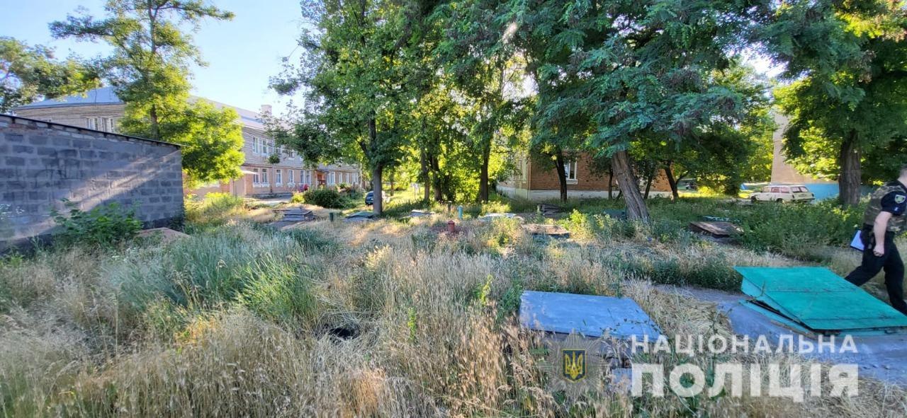 Двигун від російського "Смерча" впав біля будинків у Слобідському районі Харкова.