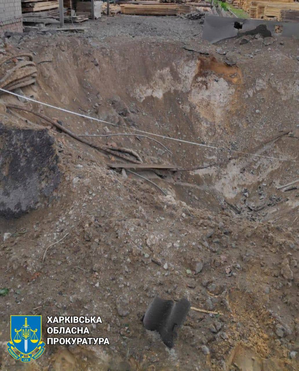 Росіяни вночі вдарили ракетою по підприємству у Харкові.