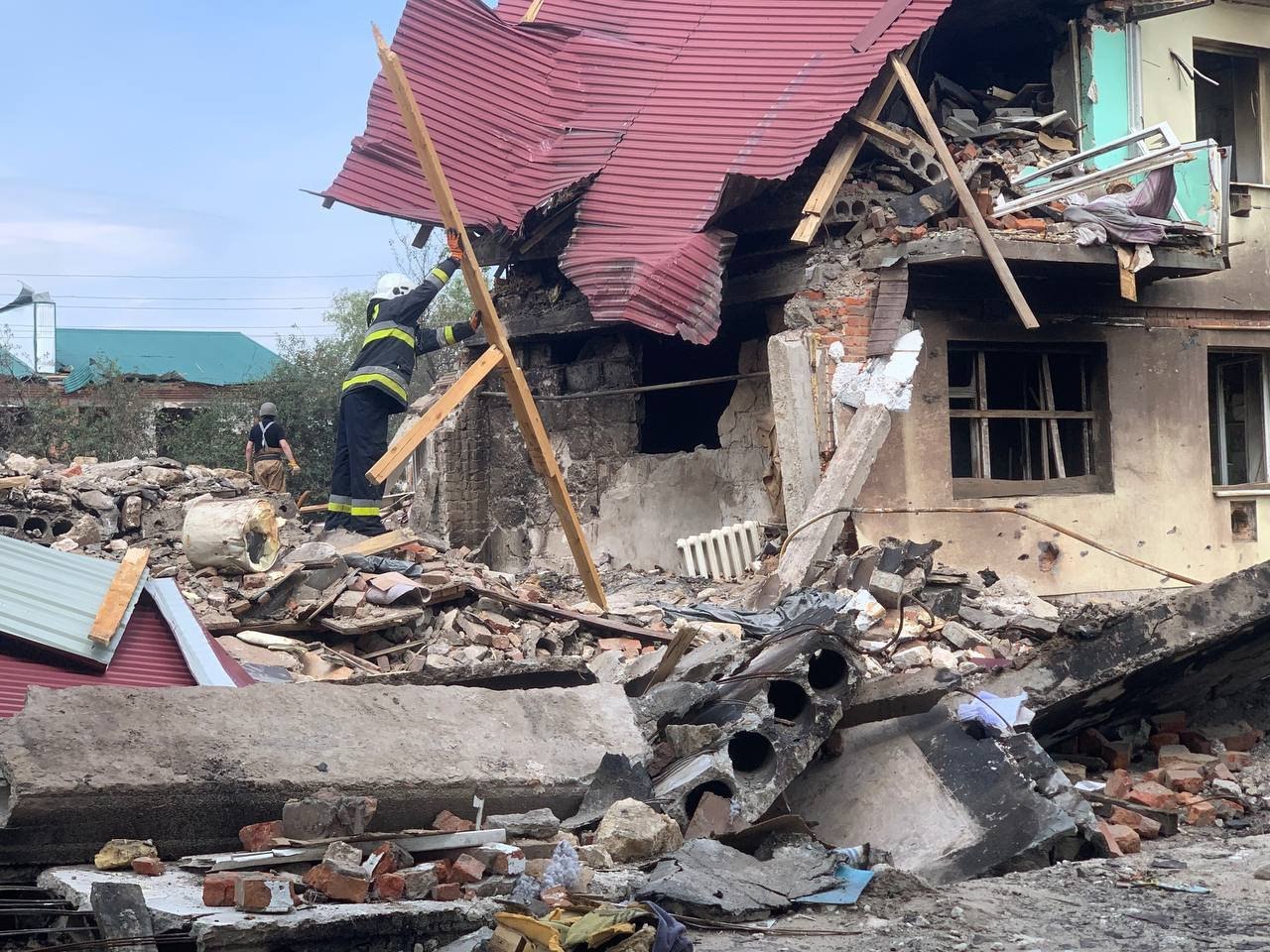 В Золочеве под завалами разрушенного россиянами дома обнаружили тело женщины.