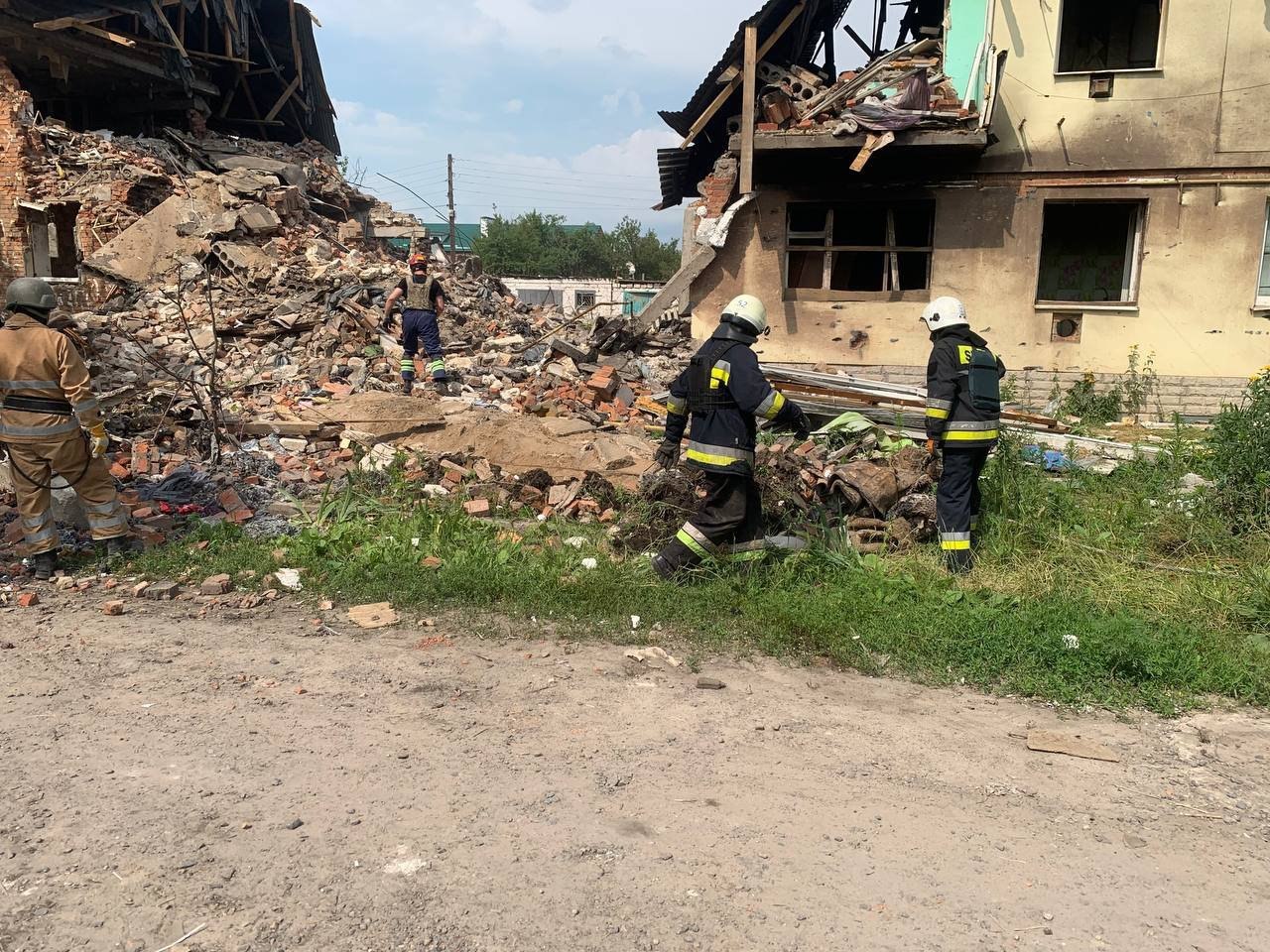 В Золочеве под завалами разрушенного россиянами дома обнаружили тело женщины.