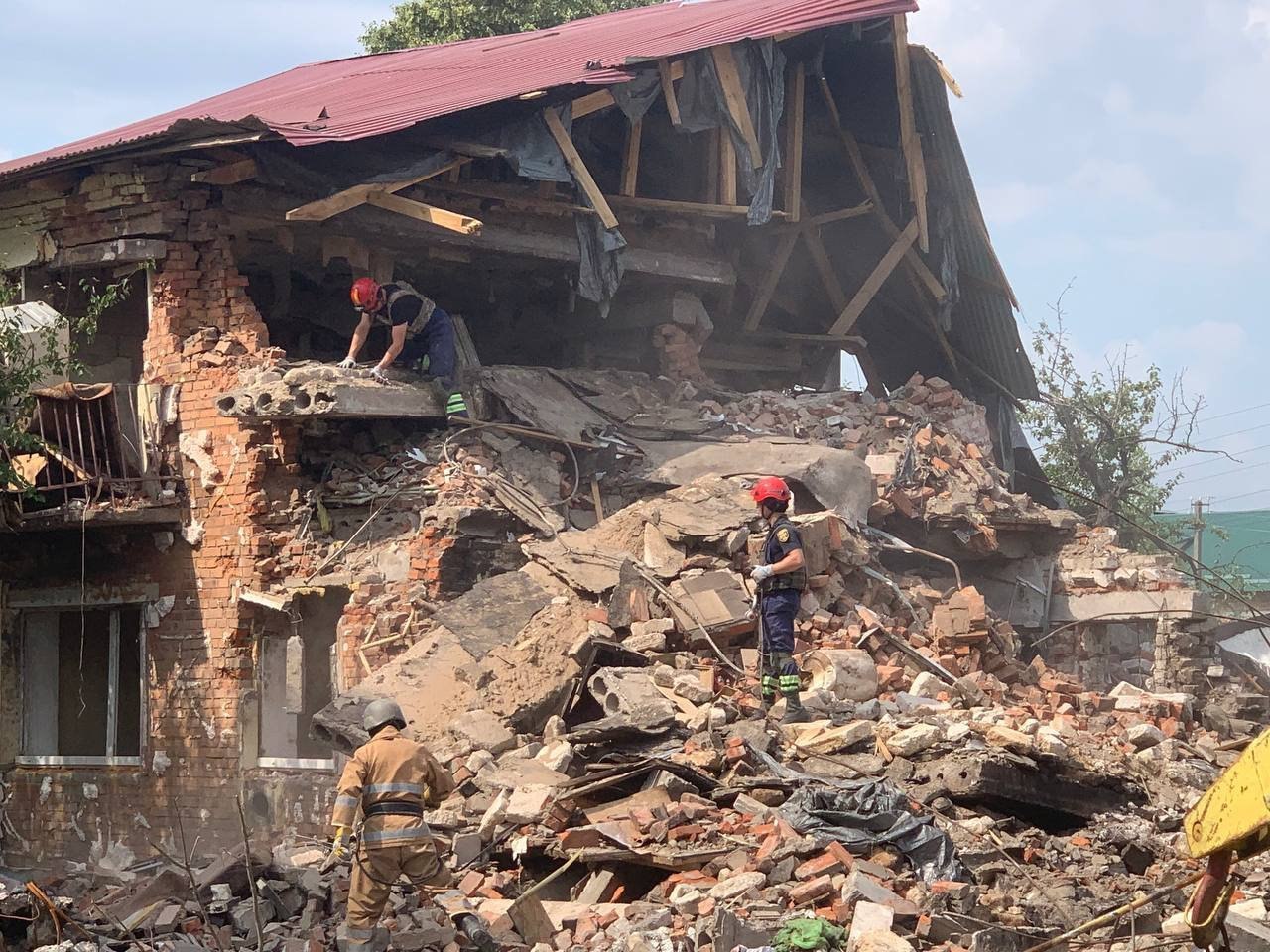 В Золочеве под завалами разрушенного россиянами дома обнаружили тело женщины.