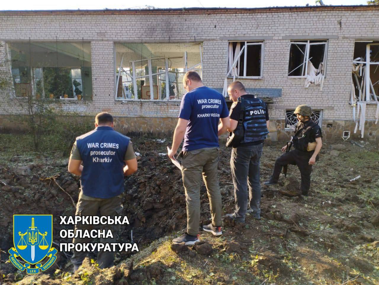 Российские ракетным ударом разрушили школу в Харькове.