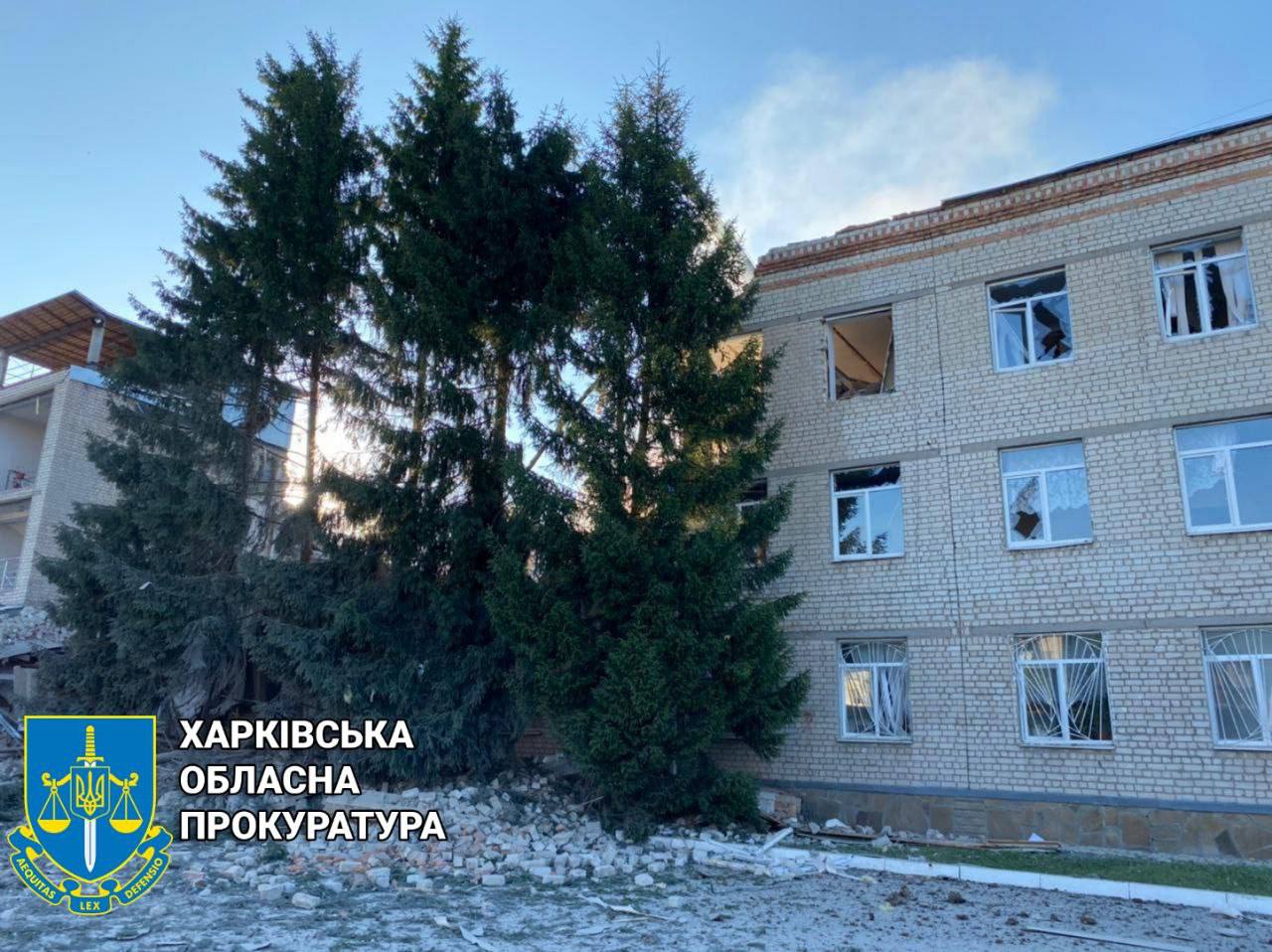 Российские ракетным ударом разрушили школу в Харькове.