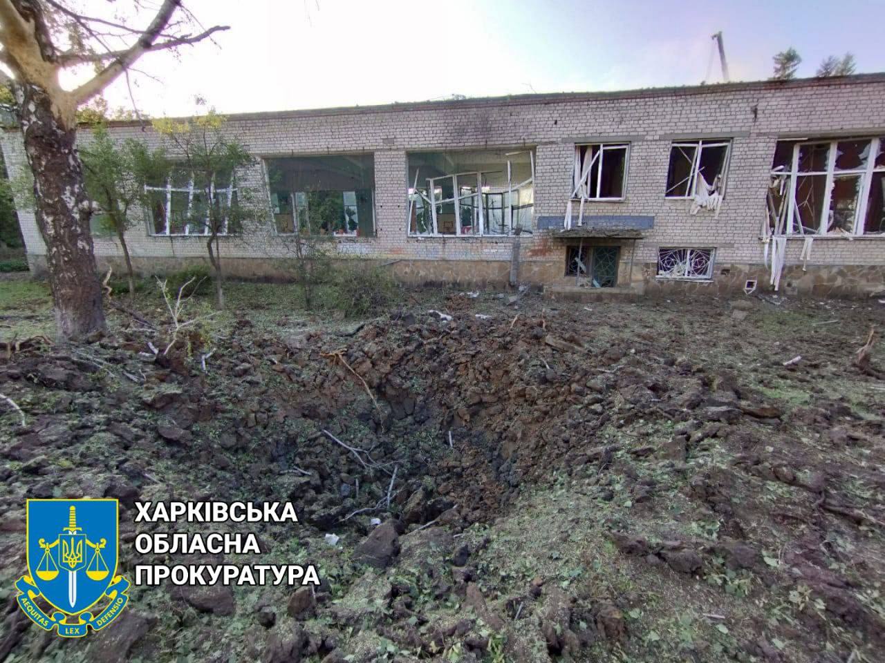 Российские ракетным ударом разрушили школу в Харькове.