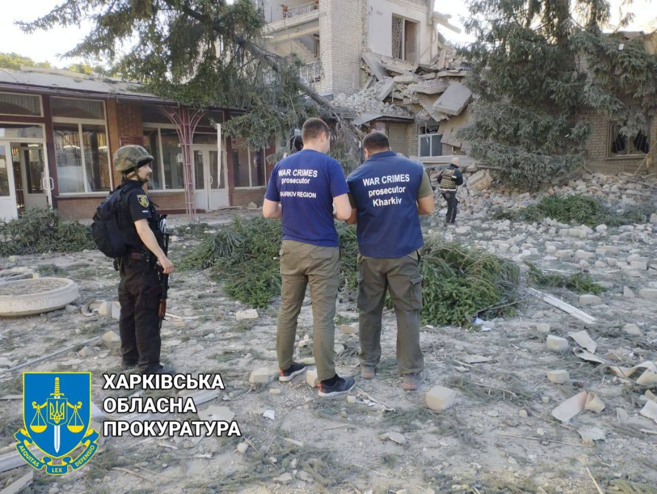 Российские ракетным ударом разрушили школу в Харькове.